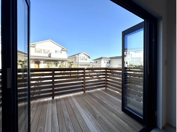 リビングからつながるウッドデッキへはフルオープンサッシで