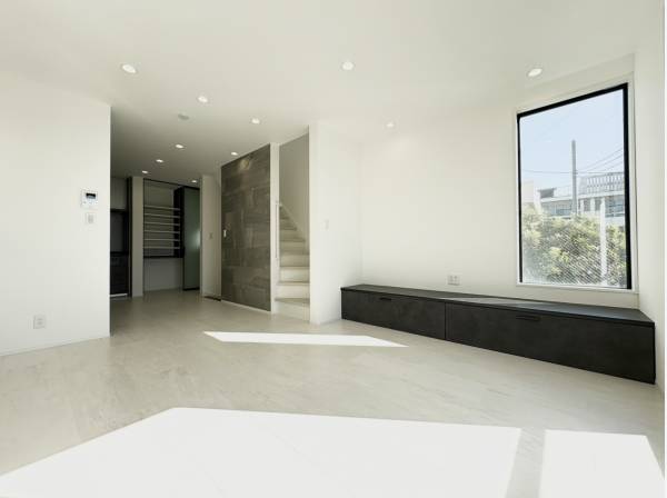 南西向きで陽の光がたっぷり差し込む明るい空間が広がります。