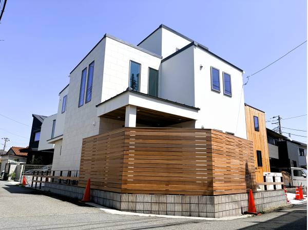 都会的な美意識。幾何学的なフォルムと、木目が調和する家