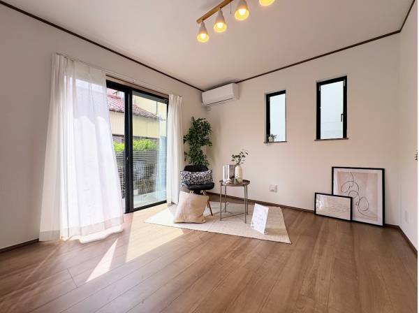 約18.5帖のLDKには南向きの窓からたっぷりの陽射しが入ります