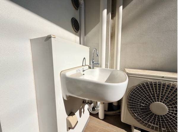 テラスにスロップシンク外出後手を洗うことができます