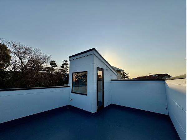 夕方のルーフバルコニー、これからパーティーの始まりです。