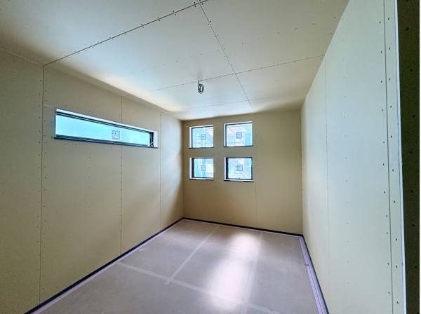 6帖の窓がお洒落な洋室