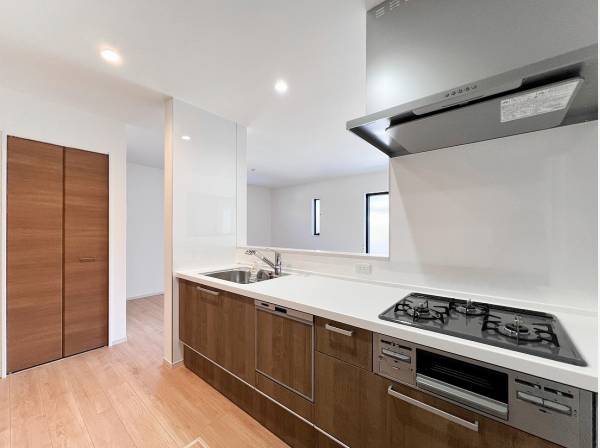 集約された水周りの一画には大容量のパントリーが完備されています