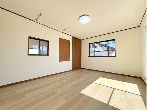 二面採光で、日当たりが良い居室