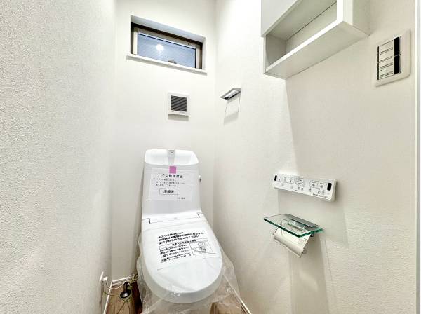 すっきりとした収納完備のトイレ