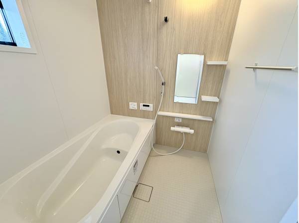 木の模様のバスパネル。リラックスしながら入浴