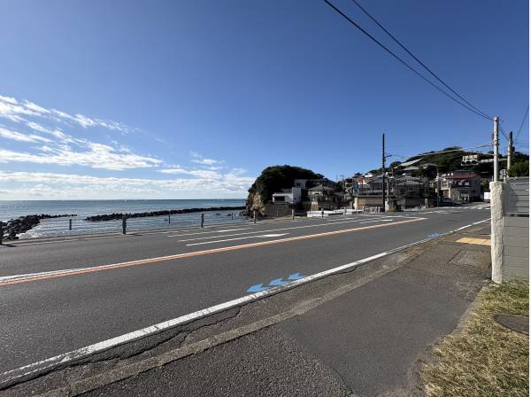 敷地から海を見ています