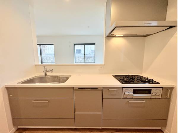 対面式のシステムキッチン。食洗機付きです