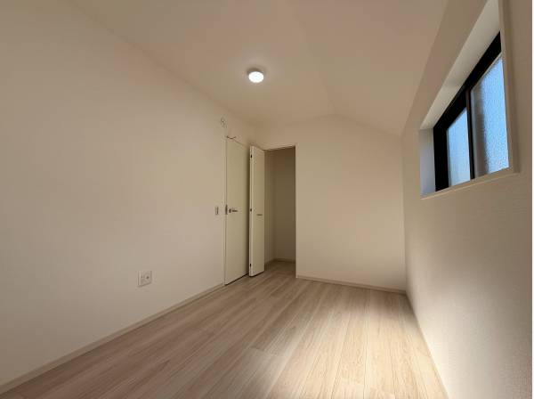 ２階洋室５帖
子供部屋、収納としても便利です。