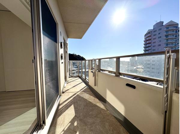 ワイドバルコニーで日当たり良好な角住戸