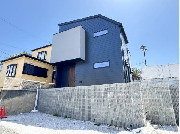 外壁は断熱・耐久に優れたガルバリウム鋼板製でスタイリッシュな印象です