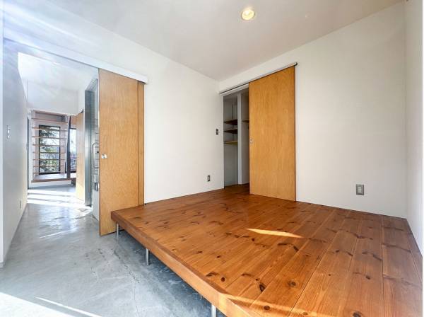 奥の納戸はファミリークローゼットのような活用が叶いそう