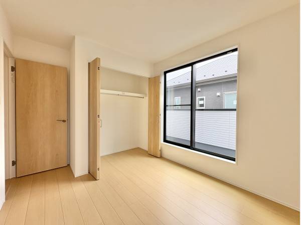 寝室の窓を開ければ、室内と屋外が緩やかに繋がります