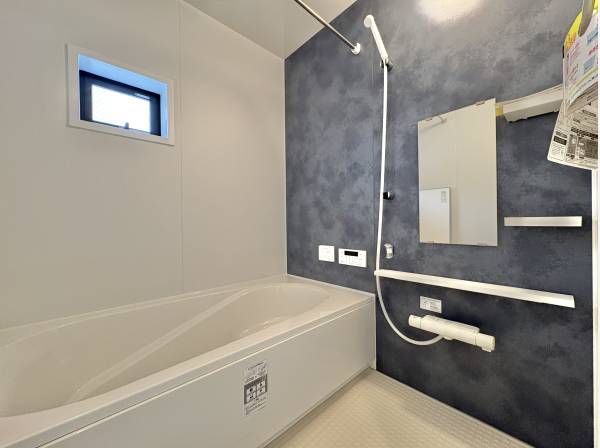 浴室は落ち着きのある配色