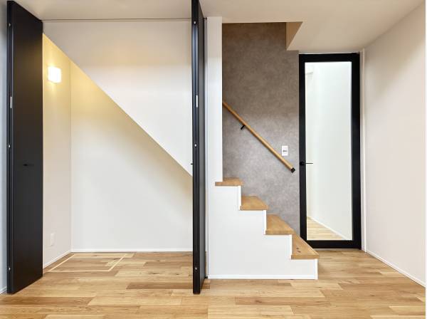 階段下も収納があり便利です