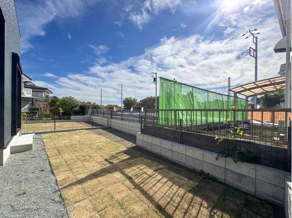 南側には芝の敷かれたお庭が広がります