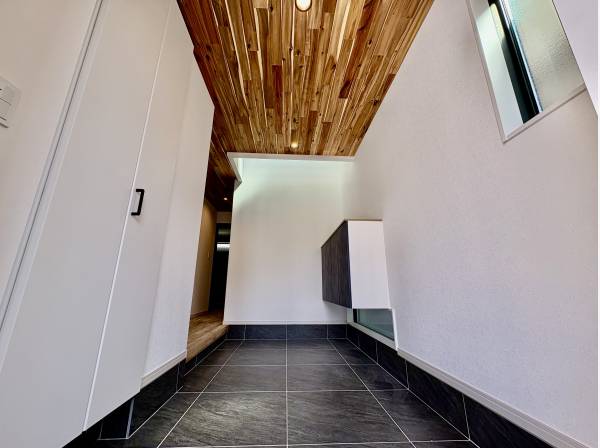 玄関を開けると広がりのある奥行きに驚かれるかも(笑)