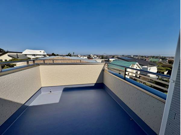 ルーフバルコニーでお食事やコーヒーを飲んだり、読書したり。