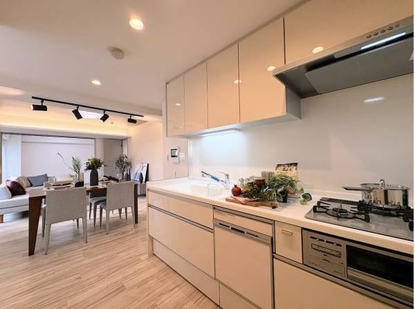 家族と会話しながら料理のできる、システムキッチン