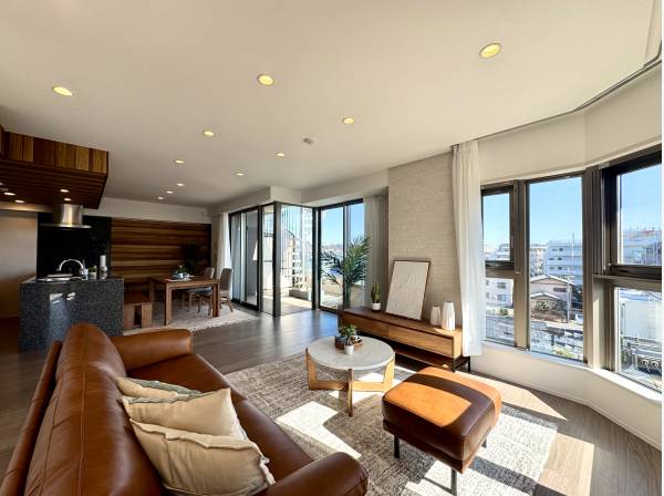 LDK全体
窓が多く開放感のある室内