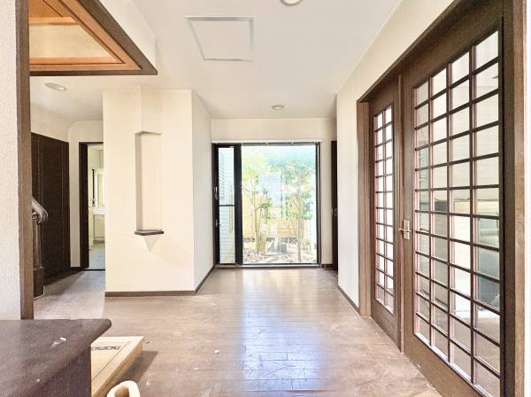 玄関を入ると中庭が見えます。