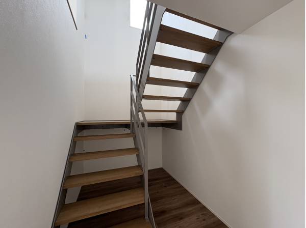 スチールのスケルトンの階段です