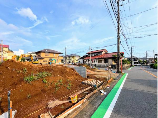 前面道路も広く車も楽々通れます