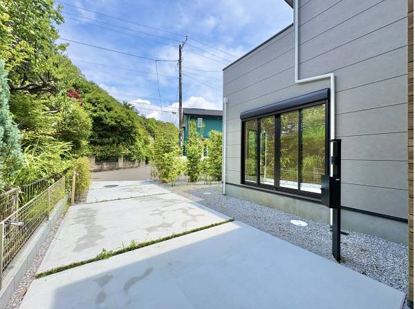 広く設計された駐車場です。駐車もゆとりをもって行えます
