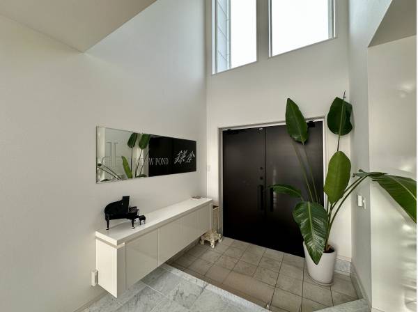 玄関は上部吹抜けで広々