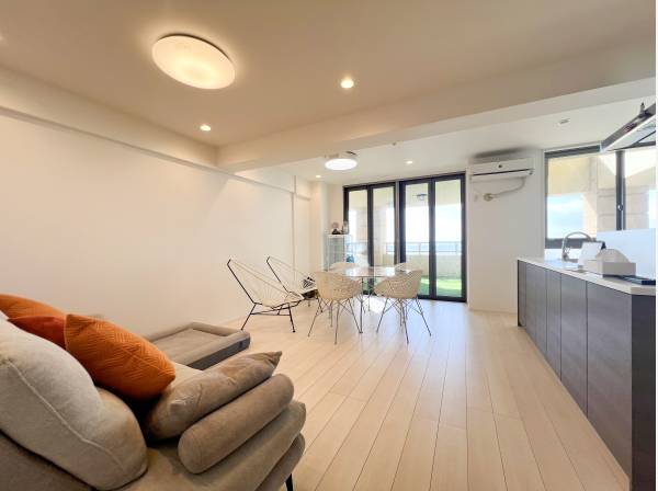 海を望むリビング