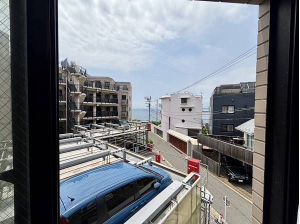 洋室の窓からも海が見えます