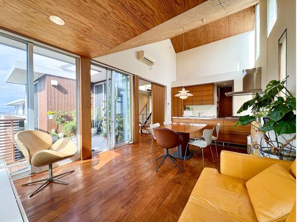 2階LDKは勾配天井で大空間/陽当たりも良く、家族団らんの場に