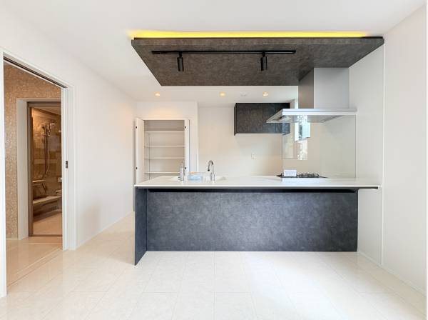 キッチン裏手の収納スペースがうれしいポイントです！