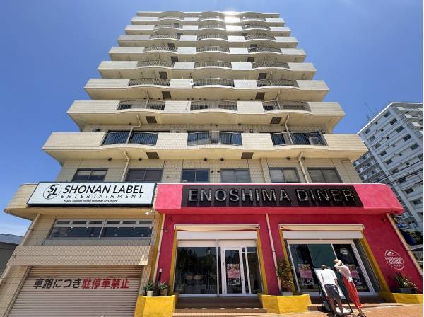 陽の光に包まれた外観が室内の明るさを伺えます