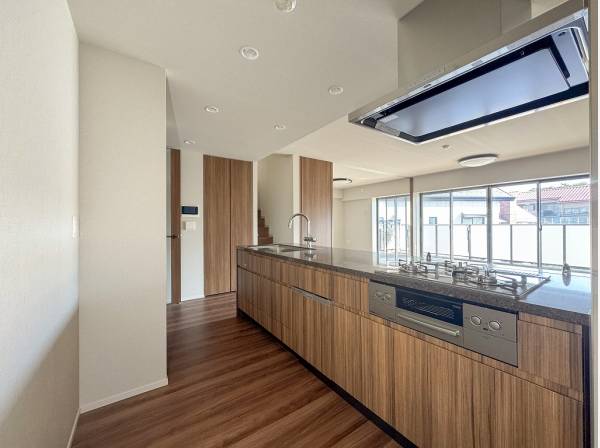 木調の温かみ溢れるオープンキッチン