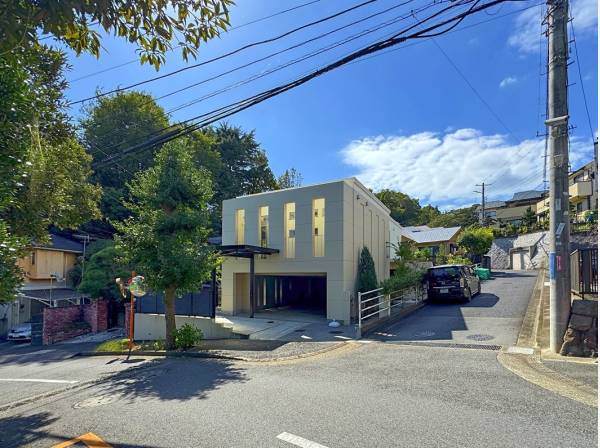 個性的でもありどこか可愛らしさも感じる外観。道路付けも良好です。