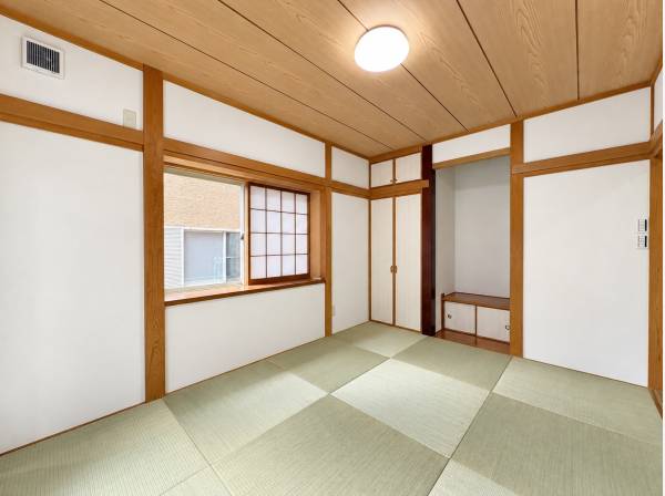 木の温もりと畳のやさしさに包まれて、心ほどける穏やかな和室で寛ぐ毎日を