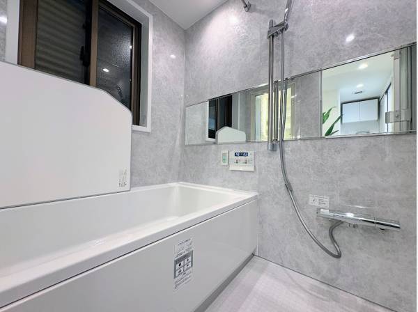 一日の疲れを癒す、ゆとりあるバスルーム。