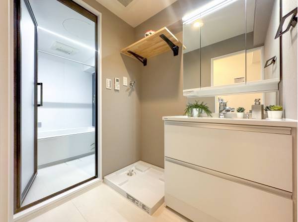 シックな雰囲気が漂うバスサニタリー