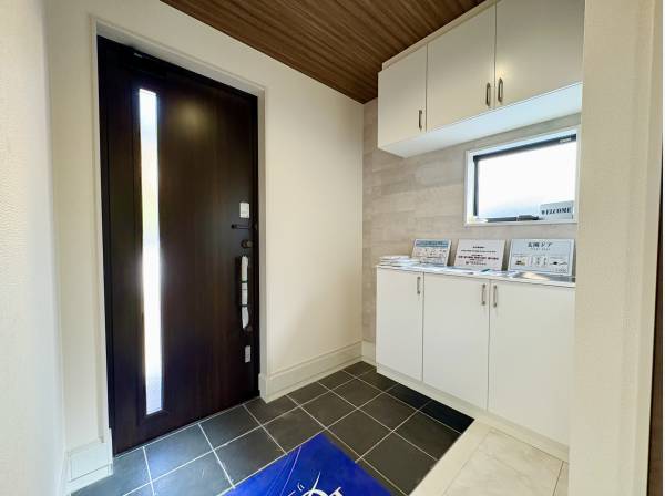 収納棚備わる玄関ホール