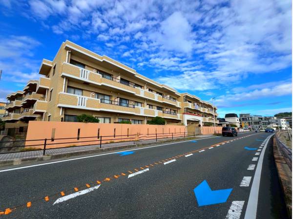 マンション外装、海を目の前に望む贅沢立地でございます