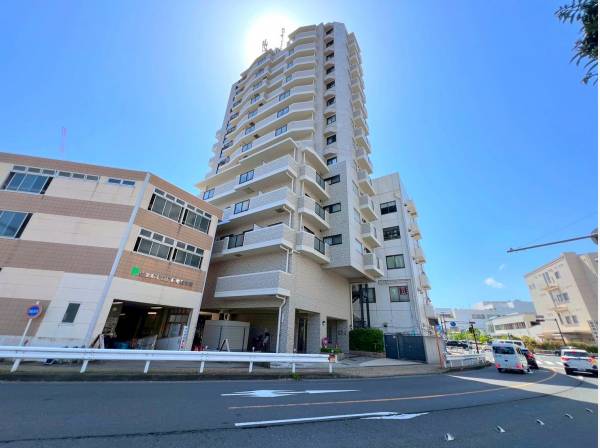 藤沢に佇むおしゃれな外装のマンションでございます