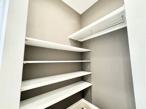 玄関でアウターやジャケットなどを掛けられ、花粉や埃も部屋に極力持ち込まずに済みます