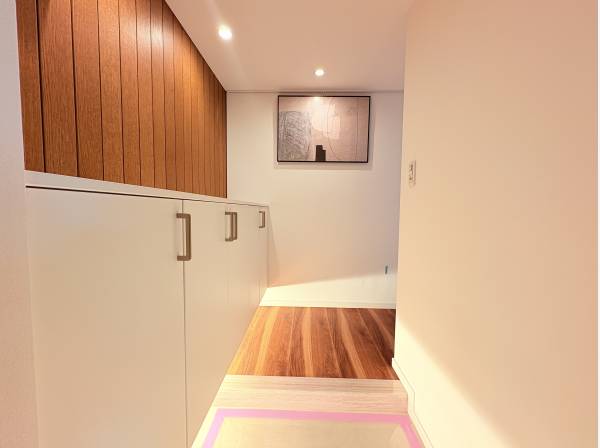 玄関のフットライトでラグジュアリーな仕様に。