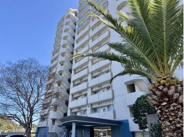 南国リゾートを思わせる堂々としたマンション外観。