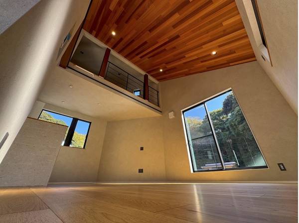 ロフトがあり解放感がある高い天井。