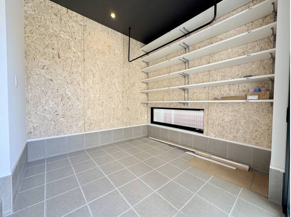 玄関の隣にある駐輪ガレージ