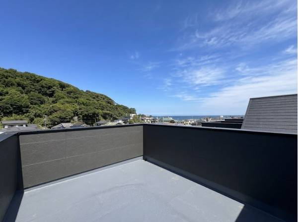 広々としたルーフバルコニーでゆったりと過ごせます