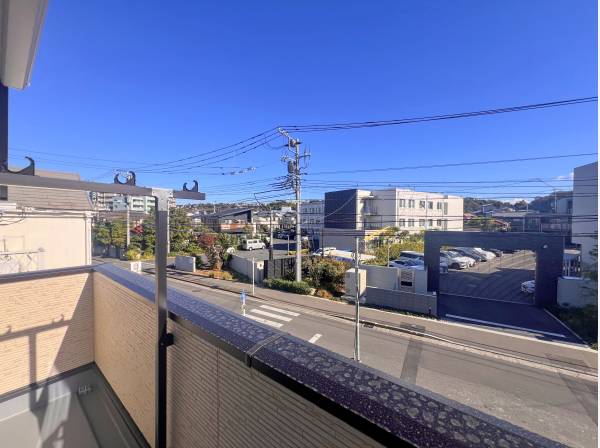 バルコニーからは気持ち良い景色を望みます